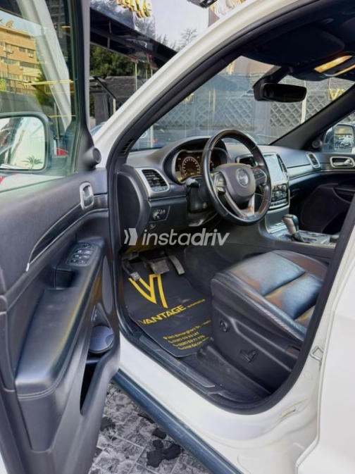 Jeep Grand Cherokee 2022 White Automatic Used for Sale in Cairo - 9