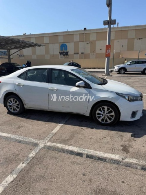 Toyota Corolla 2016 White Automatic Used for Sale in Alexandria - 3