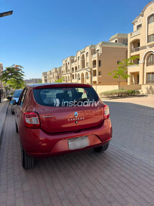Renault Sandero 2016 Red Automatic Used for Sale in Greater Cairo ( Cairo + Giza) - 4