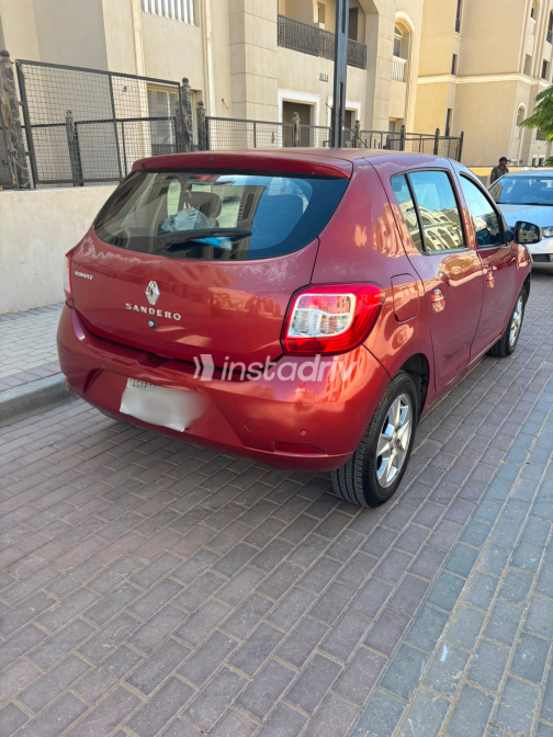 Renault Sandero 2016 Red Automatic Used for Sale in Greater Cairo ( Cairo + Giza) - 9