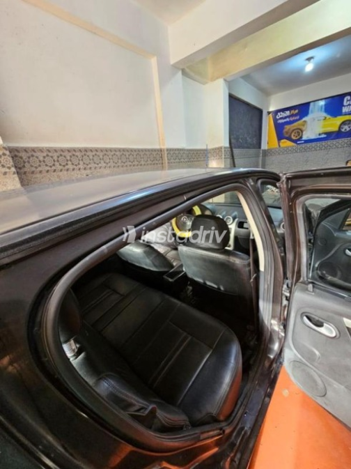 Renault Sandero 2012 Black Manual Used for Sale in Cairo - 6