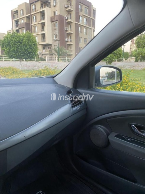 Renault Fluence 2016 Silver Automatic Used for Sale in Cairo - 10