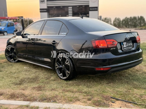 Volkswagen Jetta 2013 Black Automatic Used for Sale in Sheikh Zayed City - 2