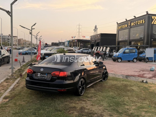 Volkswagen Jetta 2013 Black Automatic Used for Sale in Sheikh Zayed City - 4