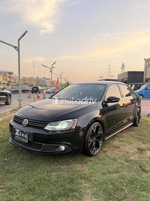 Volkswagen Jetta 2013 Black Automatic Used for Sale in Sheikh Zayed City - 10