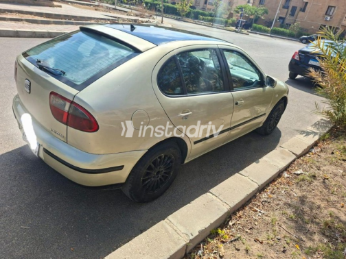 سيات ليون 2003 ذهبي أوتوماتيك مستعملة للبيع في العبور - 2