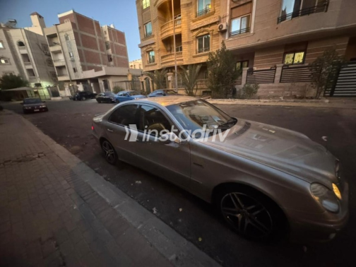 Mercedes E 200 2003 Beige Automatic Used for Sale in Cairo - 6
