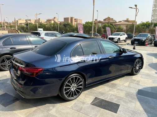 مرسيدس E 200 2021 أزرق غامق أوتوماتيك مستعملة للبيع في القاهرة - 2