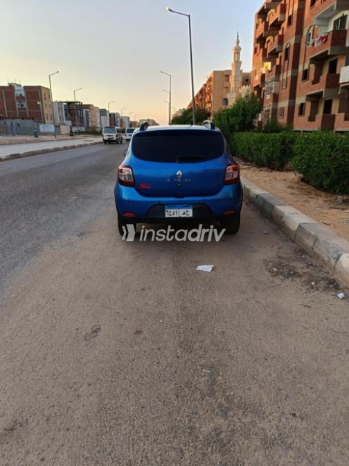 Renault Sandero Step Way 2015 Blue Manual Used for Sale in 10th of Ramadan - 2