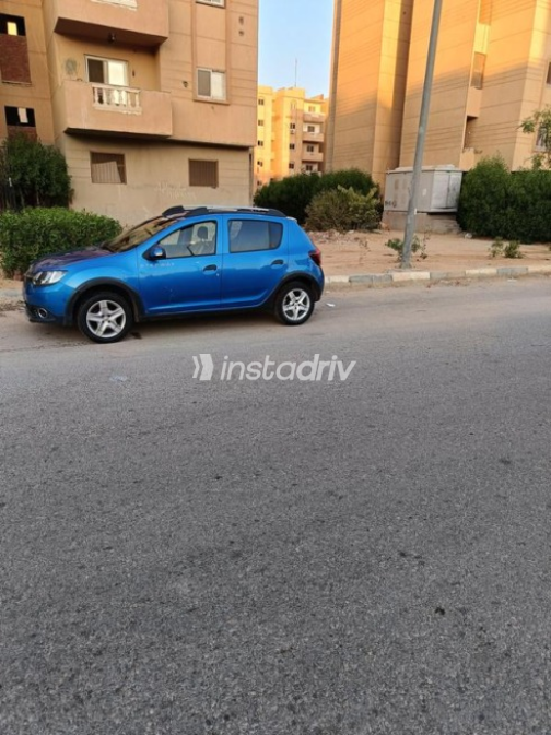Renault Sandero Step Way 2015 Blue Manual Used for Sale in 10th of Ramadan - 3