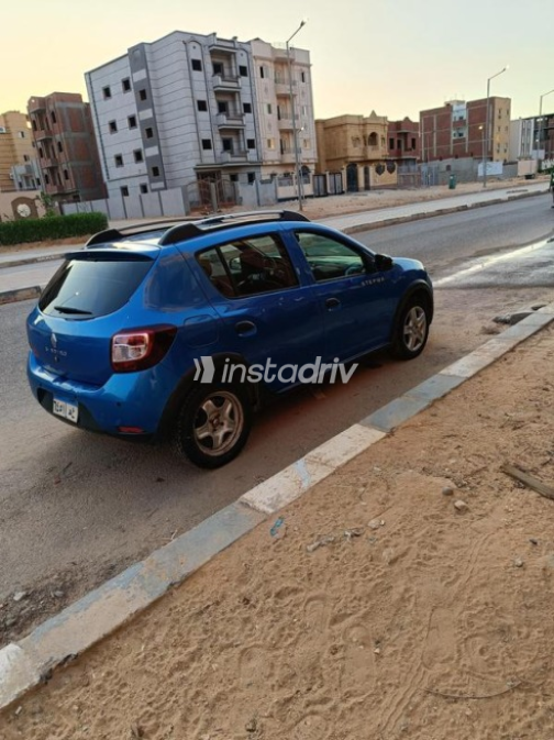 Renault Sandero Step Way 2015 Blue Manual Used for Sale in 10th of Ramadan - 4