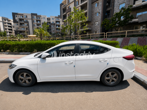 Hyundai Elantra 2017 White Automatic Used for Sale in Greater Cairo ( Cairo + Giza) - 8