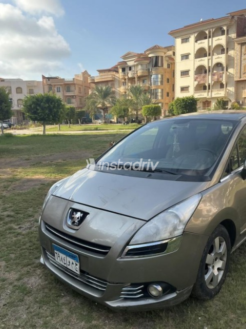 Peugeot 5008 2013 Mocha Automatic Used for Sale in Damietta - 1