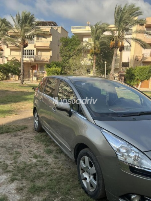 Peugeot 5008 2013 Mocha Automatic Used for Sale in Damietta - 3