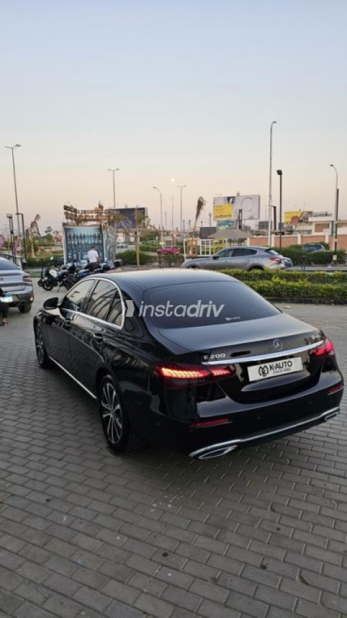مرسيدس E 200 2022 أسود أوتوماتيك مستعملة للبيع في مدينة الشيخ زايد - 5