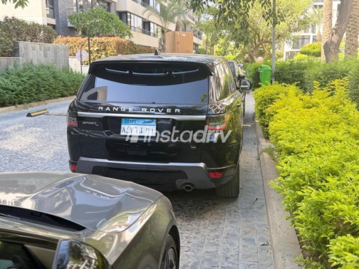 Land Rover Range Rover Sport 2021 Black Automatic Used for Sale in Nasr city - 5