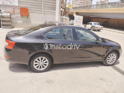 سكودا اوكتافيا A7 2015 أسود أوتوماتيك مستعملة للبيع في أسيوط - 2