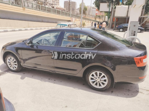 سكودا اوكتافيا A7 2015 أسود أوتوماتيك مستعملة للبيع في أسيوط - 4