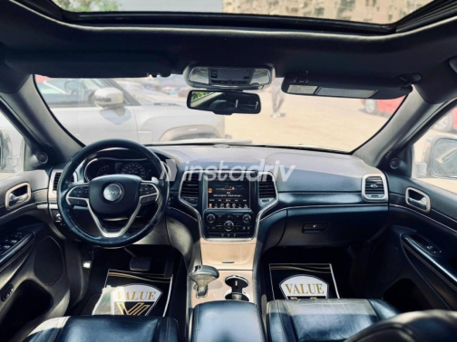 Jeep Grand Cherokee 2015 Black Automatic Used for Sale in Cairo - 4