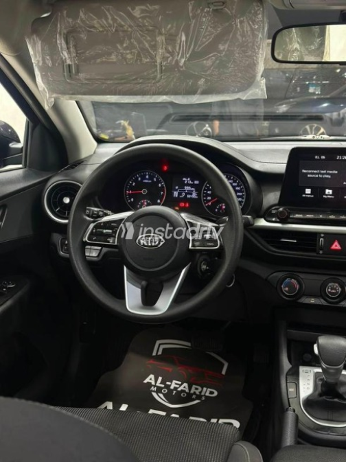 Kia Cerato 2019 Gray Automatic Used for Sale in Sheikh Zayed City - 6