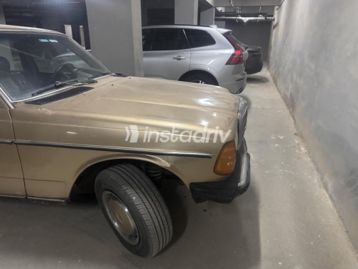 Mercedes E 200 1983 Gold Automatic Used for Sale in Heliopolis - 1