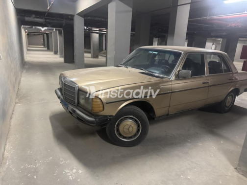 Mercedes E 200 1983 Gold Automatic Used for Sale in Heliopolis - 2