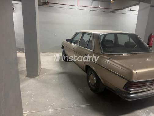 Mercedes E 200 1983 Gold Automatic Used for Sale in Heliopolis - 3