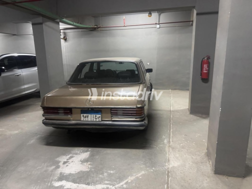 Mercedes E 200 1983 Gold Automatic Used for Sale in Heliopolis - 4