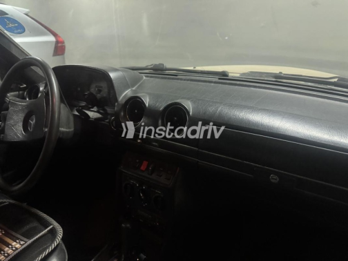 Mercedes E 200 1983 Gold Automatic Used for Sale in Heliopolis - 6