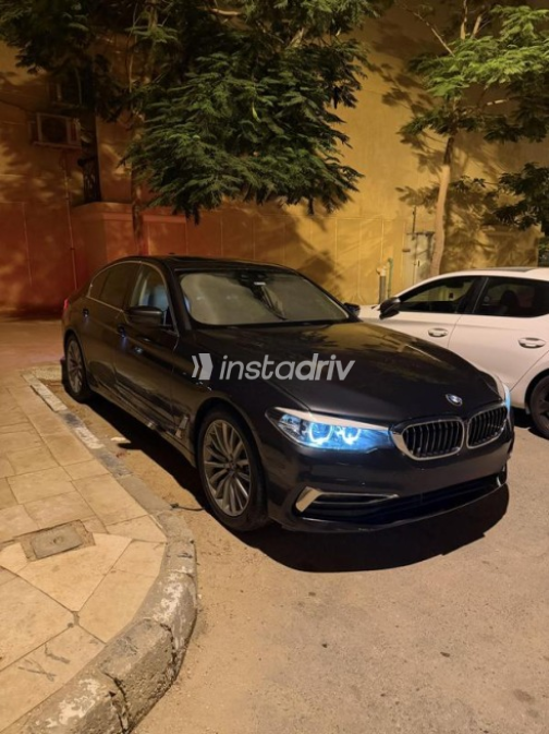بي ام دبليو 520 2019 رمادي أوتوماتيك مستعملة للبيع في القاهرة - 2