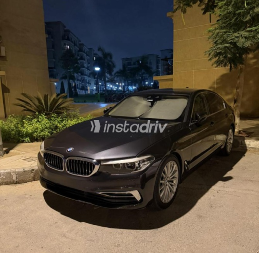 بي ام دبليو 520 2019 رمادي أوتوماتيك مستعملة للبيع في القاهرة - 3