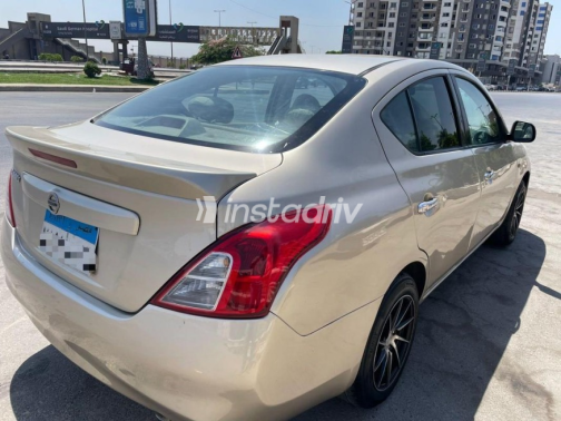 Nissan Sunny 2015 Gold Manual Used for Sale in Nasr city - 3