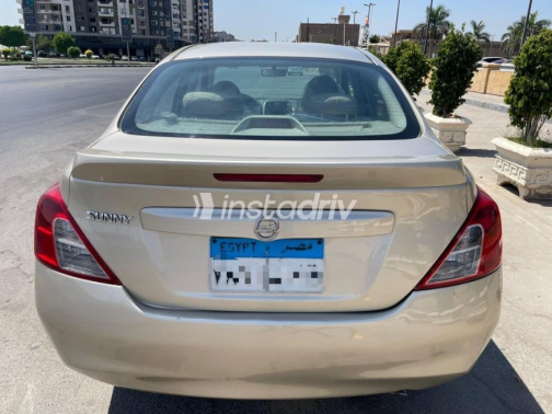 Nissan Sunny 2015 Gold Manual Used for Sale in Nasr city - 4