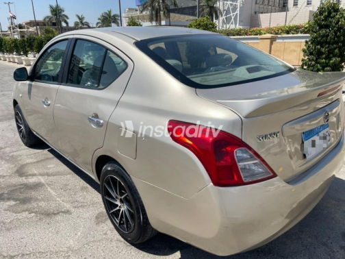 Nissan Sunny 2015 Gold Manual Used for Sale in Nasr city - 6