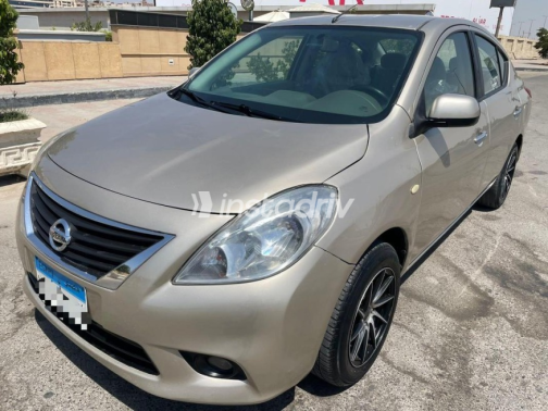 Nissan Sunny 2015 Gold Manual Used for Sale in Nasr city - 8