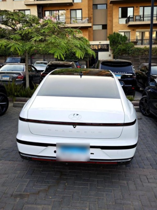 Hyundai Azera 2024 White Automatic Used for Sale in Cairo - 4