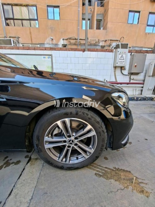 مرسيدس E 200 2023 أسود أوتوماتيك مستعملة للبيع في مدينة نصر - 4