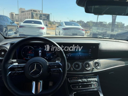 مرسيدس E 300 2021 أبيض أوتوماتيك مستعملة للبيع في القاهرة - 3