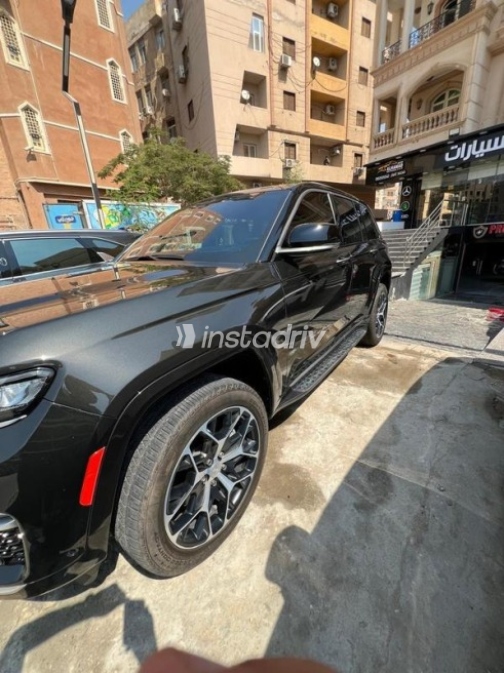جيب جراند شيروكي 2023 أسود أوتوماتيك مستعملة للبيع في مدينتى - 3