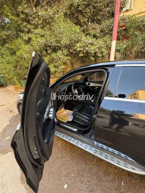 مرسيدس GLC 300 2022 أسود أوتوماتيك مستعملة للبيع في 6 أكتوبر - 5