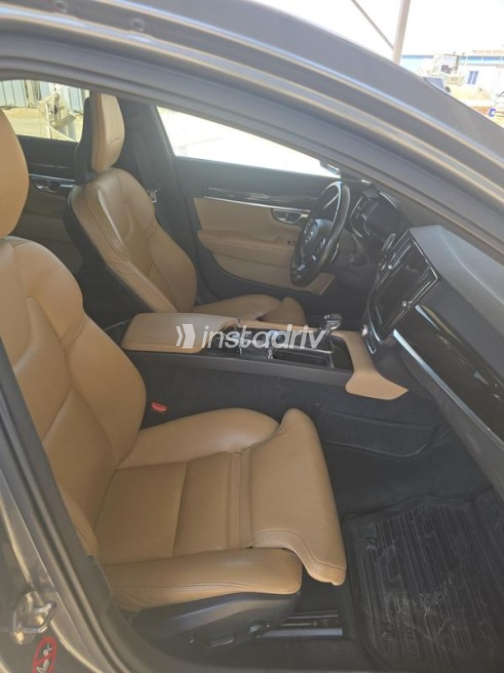 Volvo S90 2017 Gray Automatic Used for Sale in Sheikh Zayed City - 4