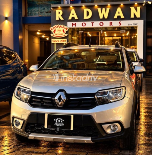 Renault Sandero Step Way 2018 Silver Automatic Used for Sale in Nasr city - 1