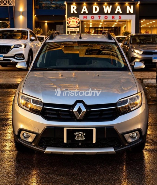 Renault Sandero Step Way 2018 Silver Automatic Used for Sale in Nasr city - 2