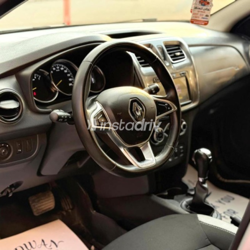 Renault Sandero Step Way 2018 Silver Automatic Used for Sale in Nasr city - 3