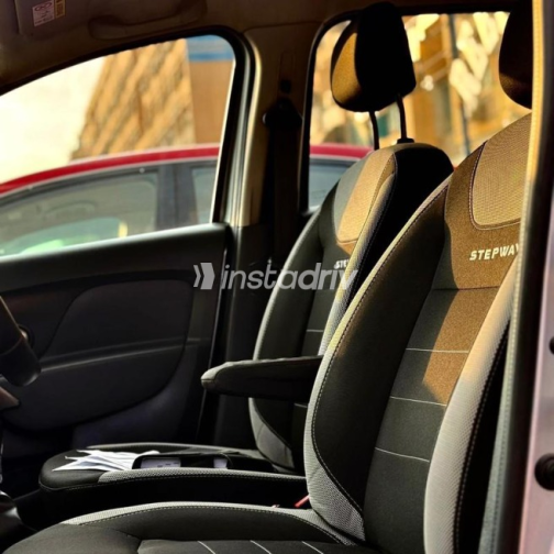 Renault Sandero Step Way 2018 Silver Automatic Used for Sale in Nasr city - 5