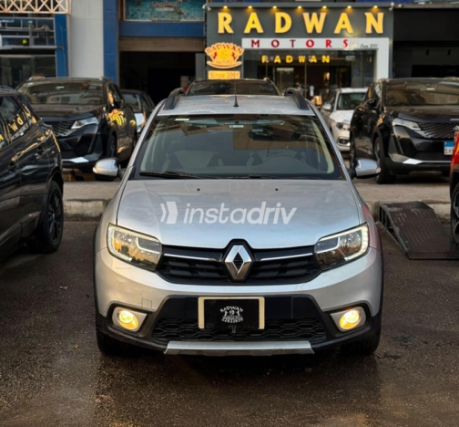 Renault Sandero Step Way 2018 Silver Automatic Used for Sale in Nasr city - 6