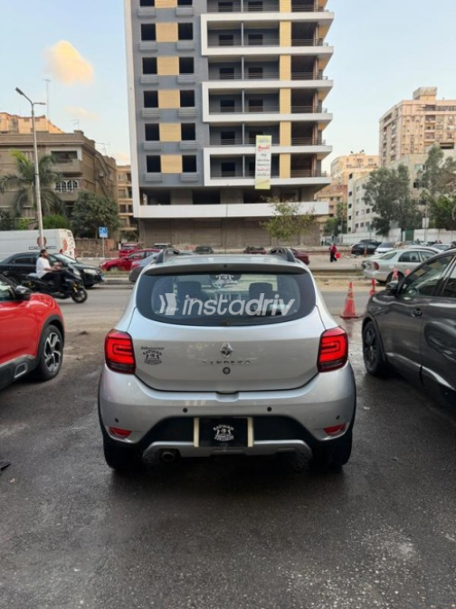 Renault Sandero Step Way 2018 Silver Automatic Used for Sale in Nasr city - 7