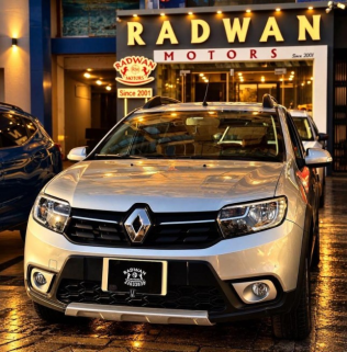 Renault Sandero Step Way 2018 Silver Automatic Used for Sale in Nasr city