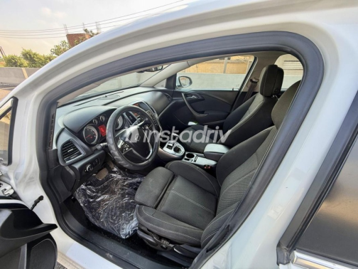 Opel Astra 2017 White Automatic Used for Sale in Cairo - 9