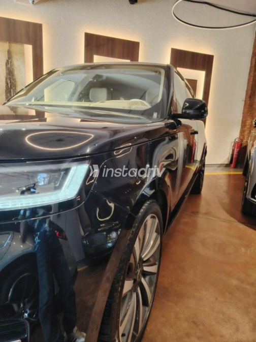 Land Rover Range Rover Vogue 2025 Black Automatic Used for Sale in Cairo - 8